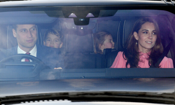 JULEGLADE: Prins William, hertuginne Kate og barna er alle glade i jul, men i år kan det virke som at de har latt tradisjonene vike. Her er familien fotografert på vei inn til julelunsj hos dronning Elizabeth i desember. Foto: NTB scanpix JULEGLADE: Prins William, hertuginne Kate og barna er alle glade i jul, men i år kan det virke som at de har latt tradisjonene vike. Her er familien fotografert på vei inn til julelunsj hos dronning Elizabeth i desember. Foto: NTB scanpix